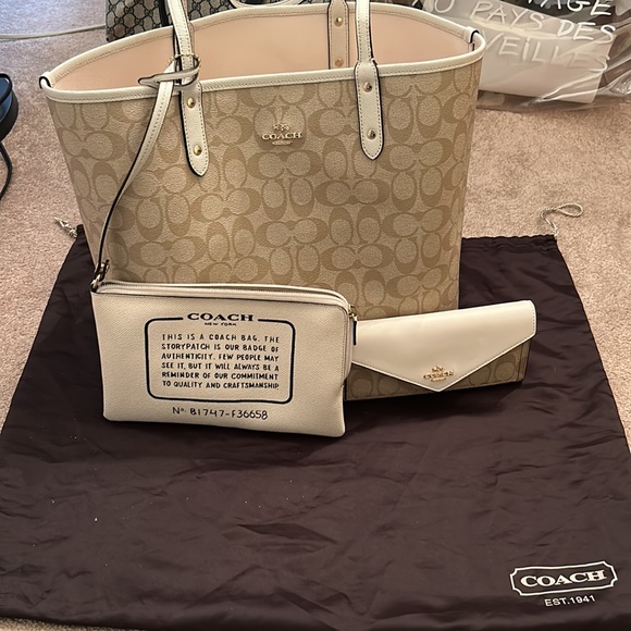 EUC Coach Reversible Tote With Attached Pouch, Wallet, Duster. - Picture 3 of 6